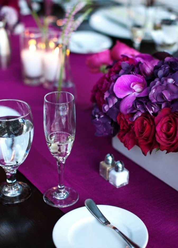 زينة طاولات الزفاف باللون البنفسجي