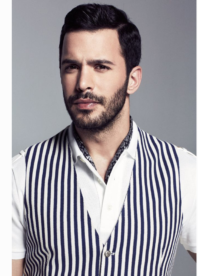 اطلالة كاملة باللون الأبيض مع لمسة شبابية كاجوال بالحذاء الرياضي