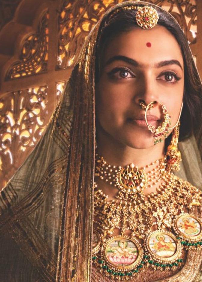 وقفة احتجاجية ترفع اسم فيلم قديم للنجم أميتاب باتشان