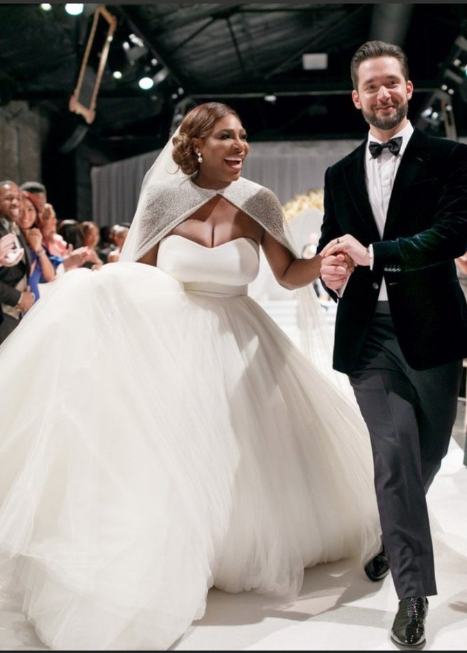 فستان على شكل قلب عند الصدر