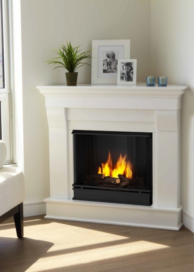 إطارات من الصور لتزيين المدفأة في غرفة جلوس حميمية