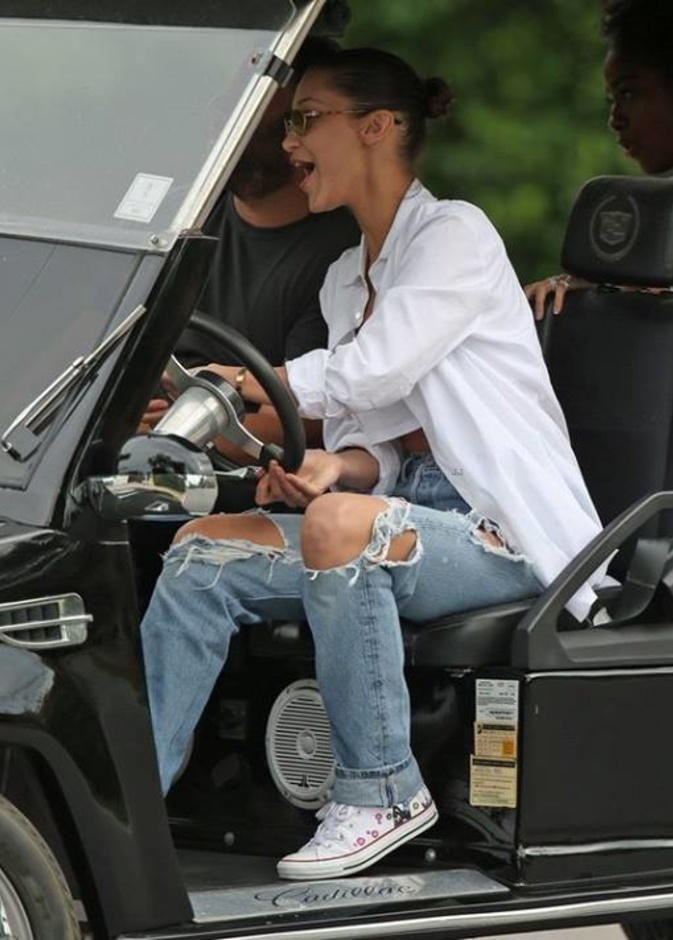 بيلا حديد تقضي أوقاتاً ممتعة برفقة صديقاتها في ميامي