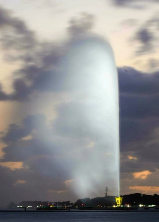 نافورة جدة يمكن مشاهدتها من أي مكان في داخل مدينة جدة ولقد أصبحت منذ افتتاحها تتمتع بشهرة وشعبية كبيرة