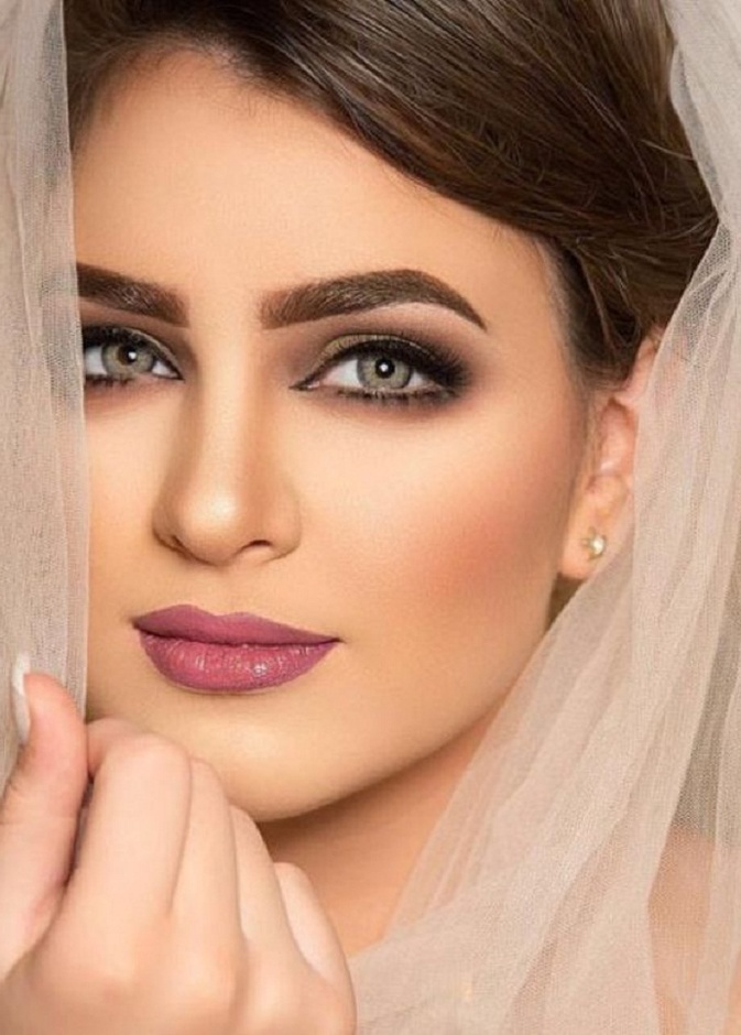 مكياج العيون يبرز جمالها