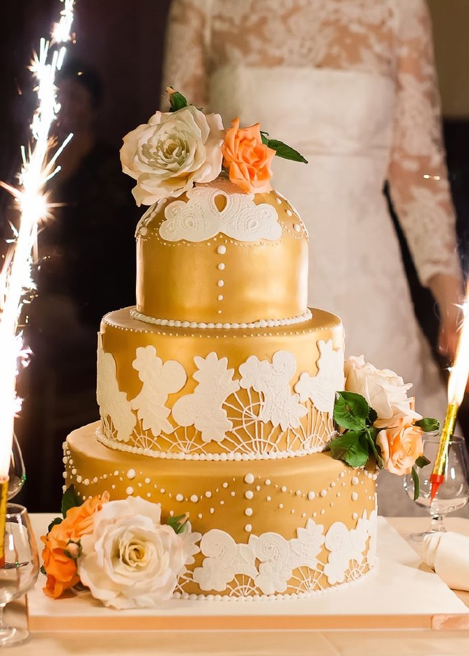 قاعدة الكيك يجب ان تكون كريستال او باللون الذهبي