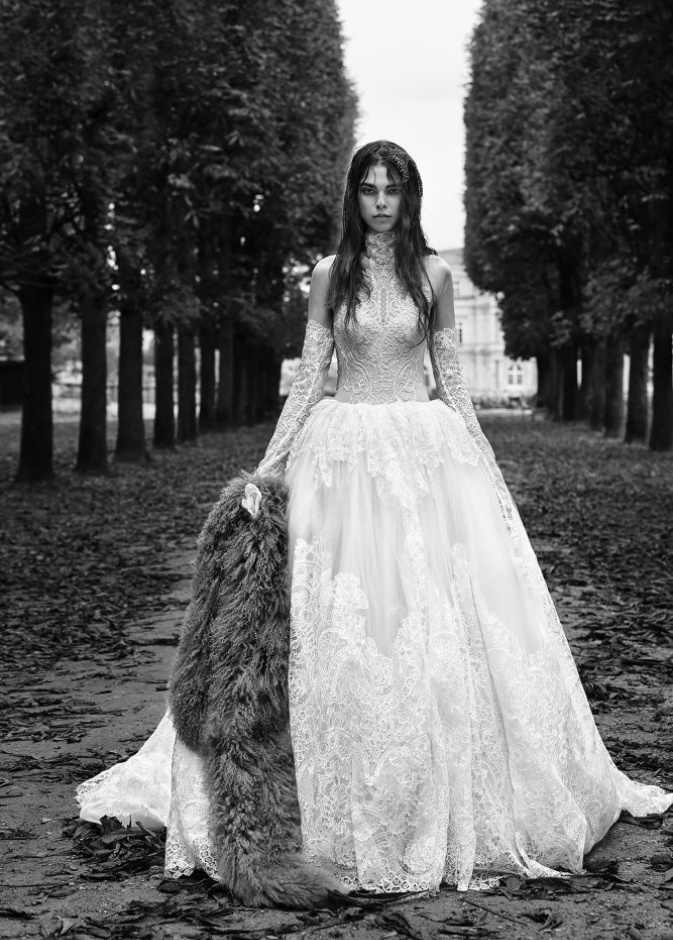 فستان من ايلي صعب