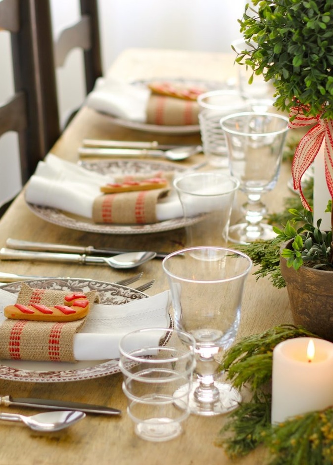 اختيار أغصان النباتات الجافة على مائدة الطعام الخشبية 