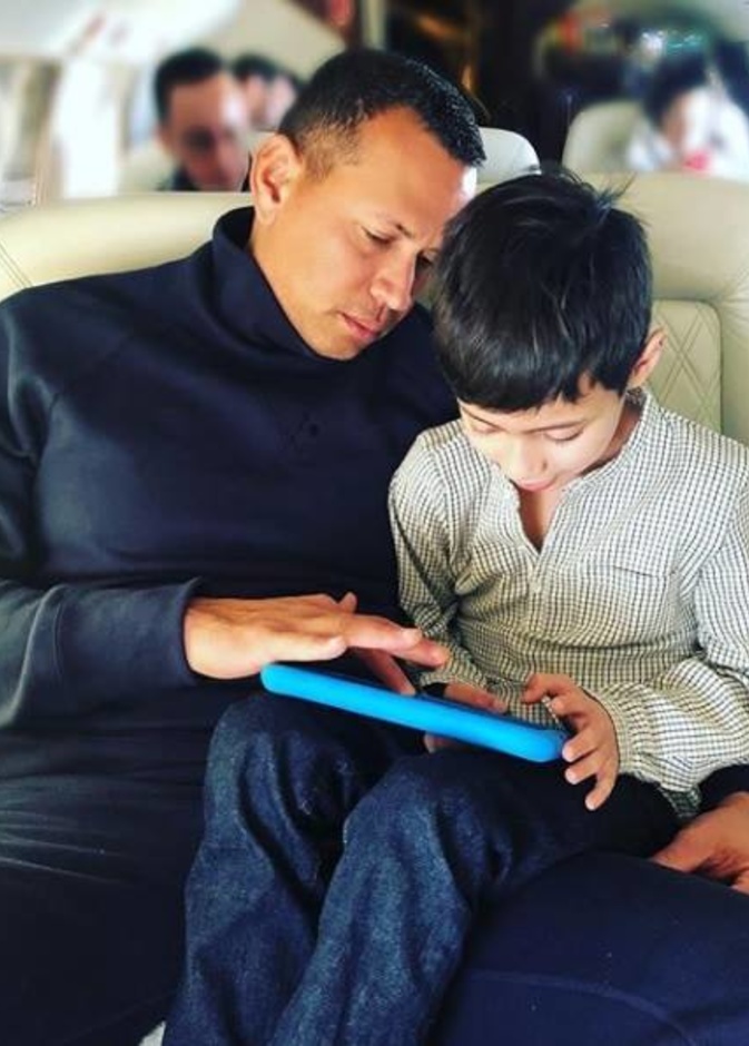 جنيفر لوبيز تنشر صورة لطيفة لصديقها أليكس مع ابنها ماكس