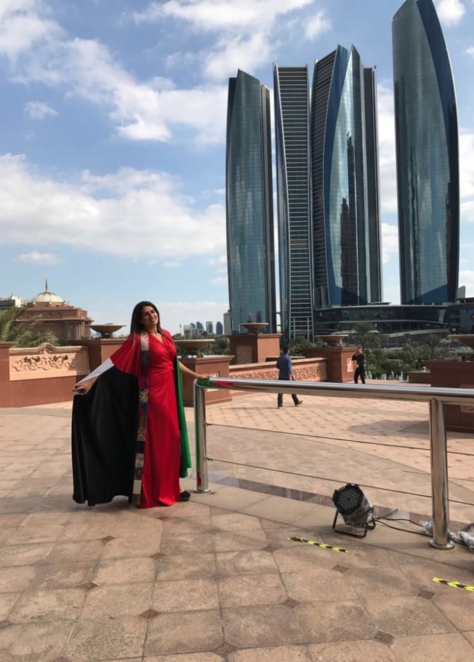 خديجة زرزور تعتمد على الأقمشة الفاخرة في إنتاج تصاميمها.