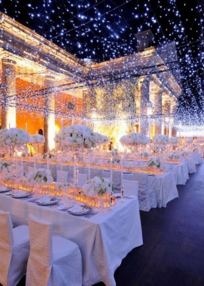 زينة مميزة حول كيك الزفاف