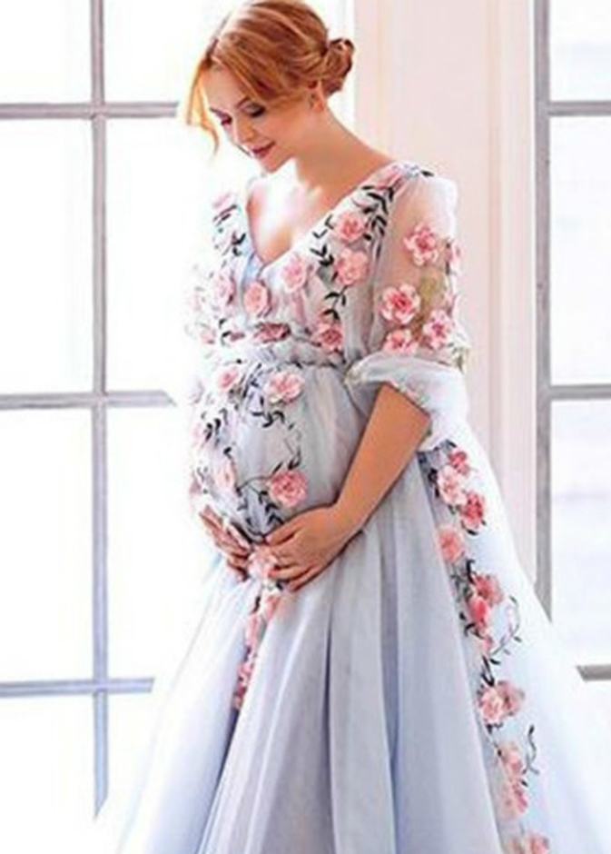 تسريحات الشعر المناسبة مكملة لأناقة فساتين السهرة للحوامل