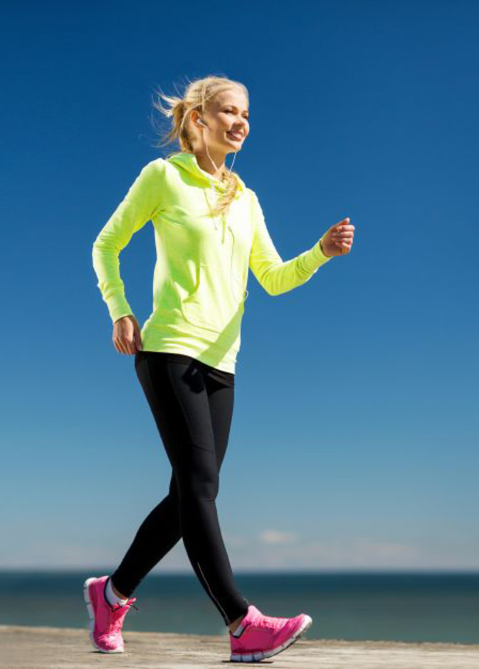 يمكنك حمل بعض الأوزان الخفيفة أثناء المشي لحرق المزيد من السعرات الحرارية