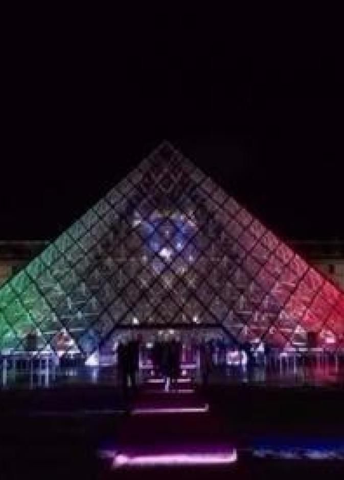 متحف اللوفر باريس يتزين بعلم الإمارات ويحتضن حفلا إماراتيا