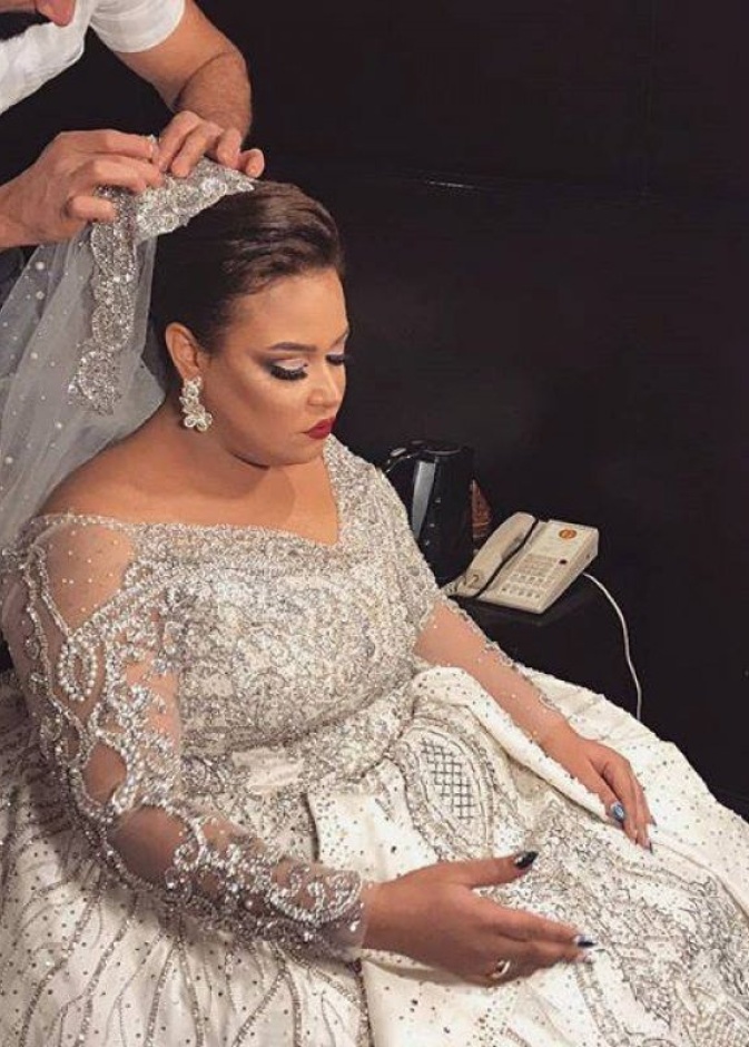 عريس كارين غراوي زين الارض بالورود على شكل قلب