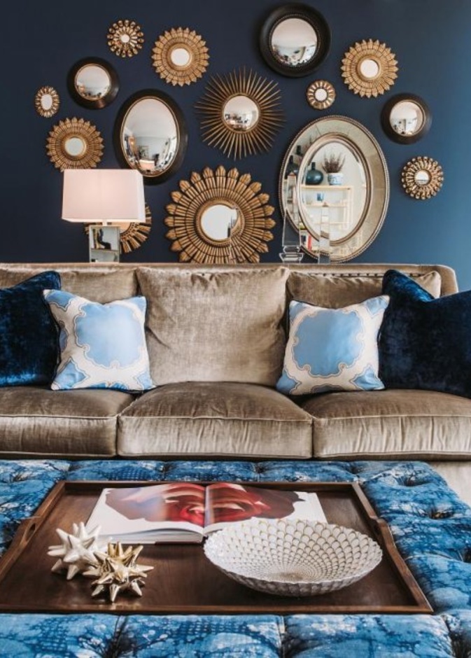 كنب من المخمل مع الوسائد الملونة لشتاء دافئ