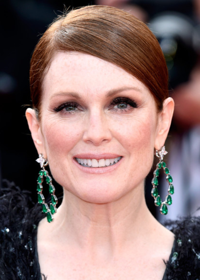 جوليان مور متألقة بأقراط زمرد من شوبارد