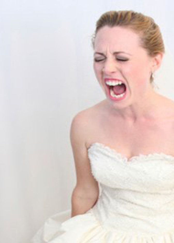 اصيبت العروس بكدمات ورضوض في جسمها