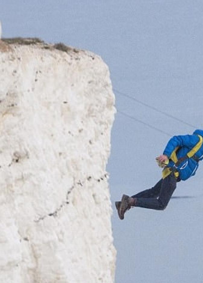 صديق يقفز خلف صديقه بمظلة هوائية من ارتفاع 530 قدم