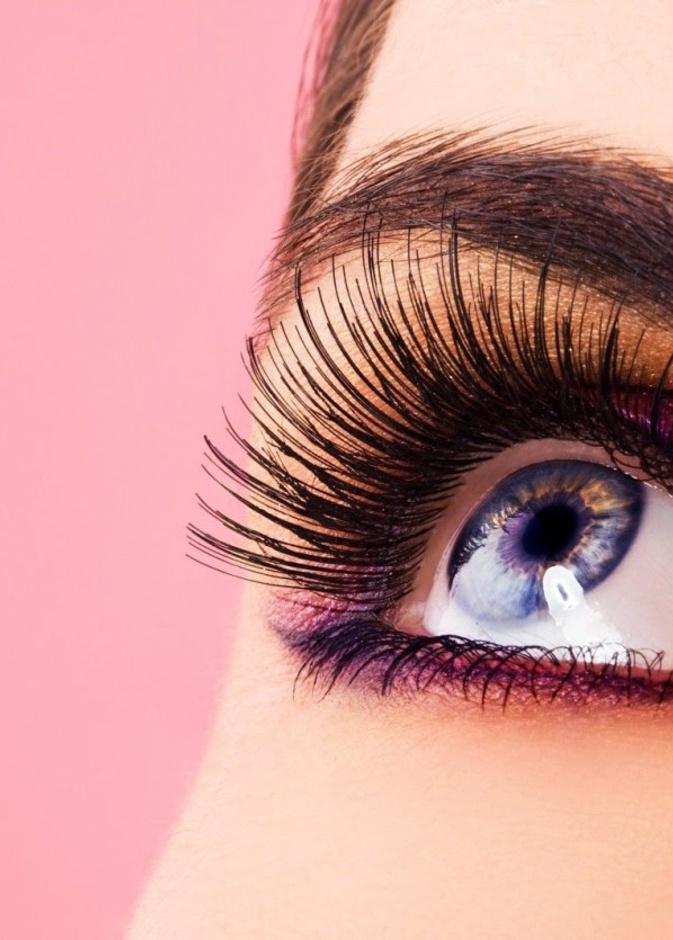 الرموش الكثيفة والطويلة تزيد من جمال العين
