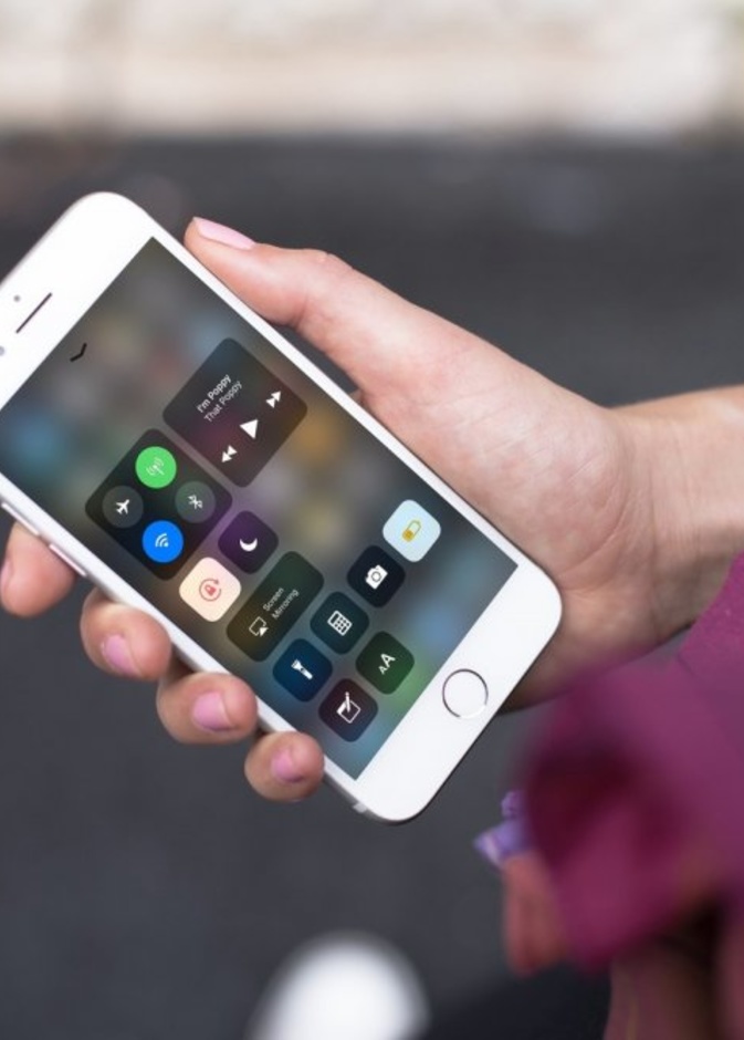 مستخدمو آي فون يقعون ضحية خطأ برمجي