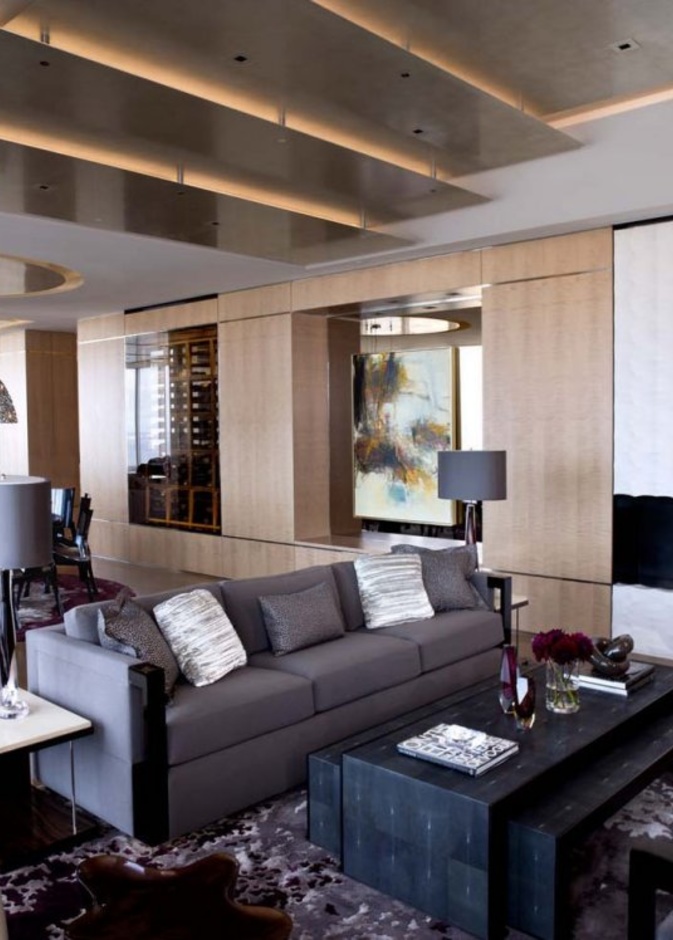 سقف غرفة جلوس يعكس صورة طبيعية.