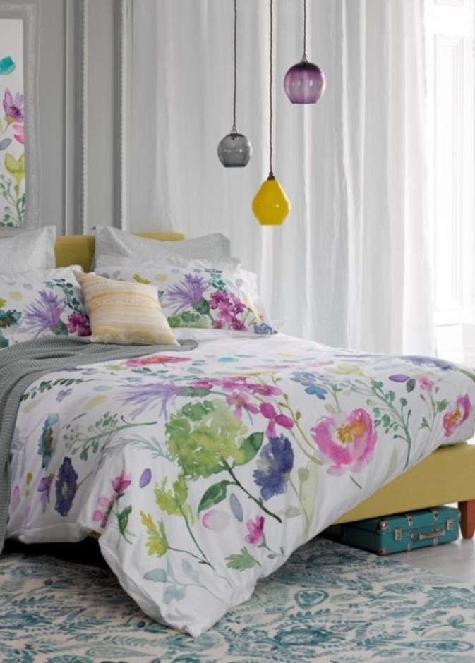 تصميم سقف مبتكر لغرفة النوم الفخمة.