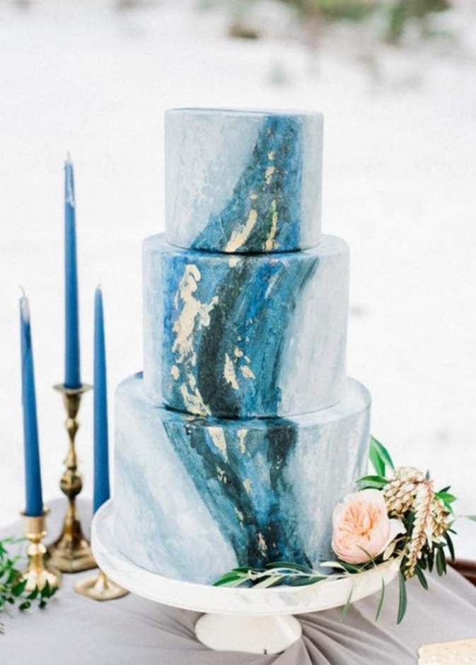 كعكة زفاف زرقاء مع كاب كيك من اللون نفسه