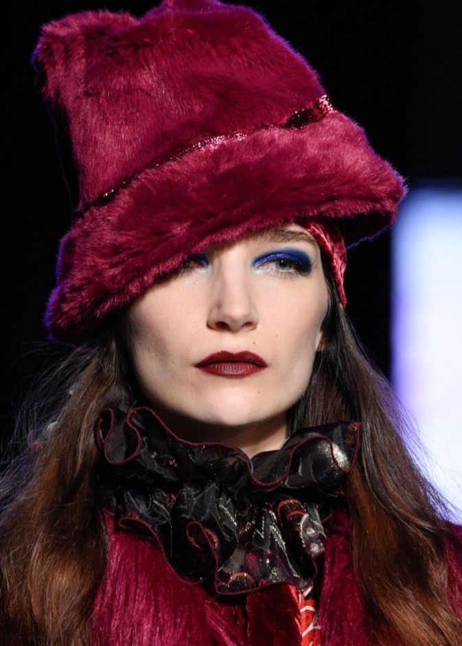 صور اكسسوارات شنط جلدية كبيرة باللون البنفسجي من Altuzarra