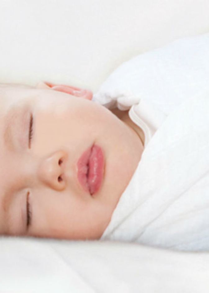 خطوات لف القماط للطفل الرضيع