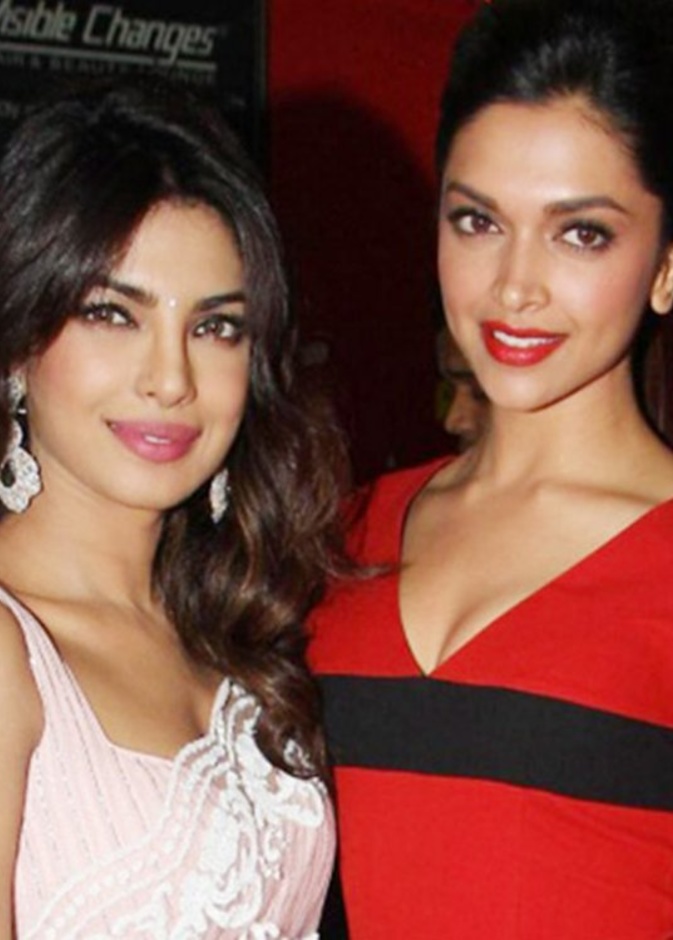 ديبيكا بادوكون وبريانكا تشوبرا تبادلتا الأدوار في الجائزة.