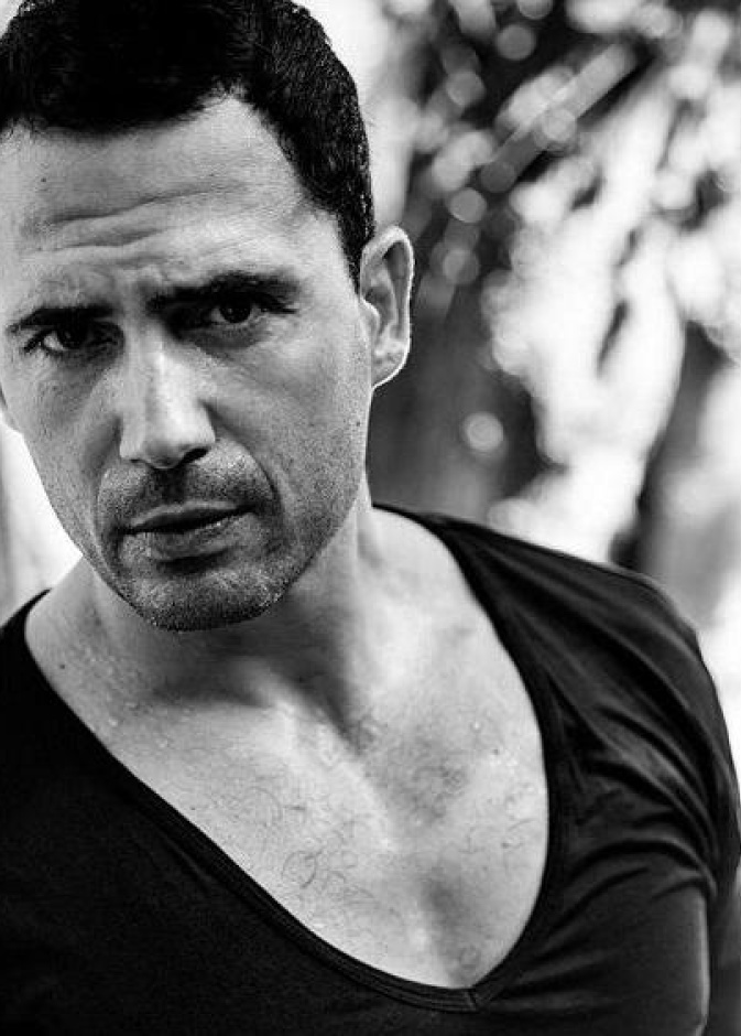 يحظى ظافر بشعبيّة كبيرة في الوطن العربي ويمتاز بأسلوب شبابي