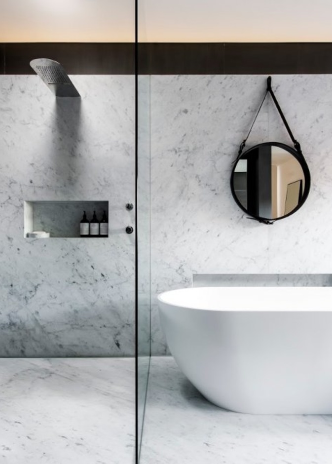 حمام فخم باللون الأزرق المميز و الكنب المخملي