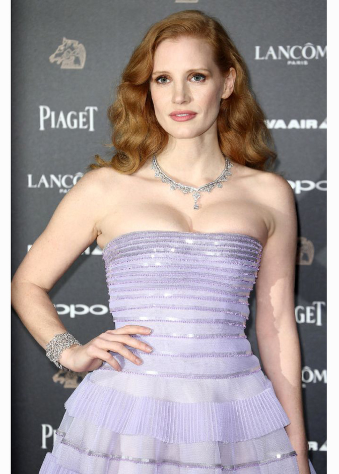 السفيرة الدولية لدار بياجيه جيسيكا شاستين تتألّق بسوار مانشيت وقلادة من مجموعة Limelight Secret’s & Lights وذلك على البساط الاحمر في حفل الحصان الذهبي الـ54