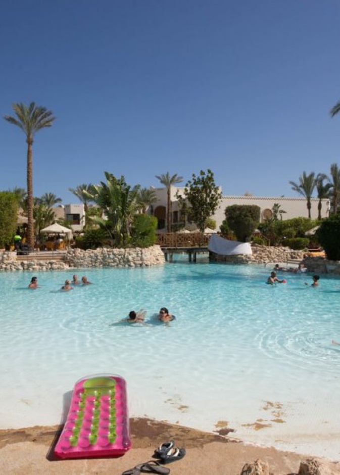 شاطئ ماليه الاصطناعي هو شاطئ من صنع الإنسان