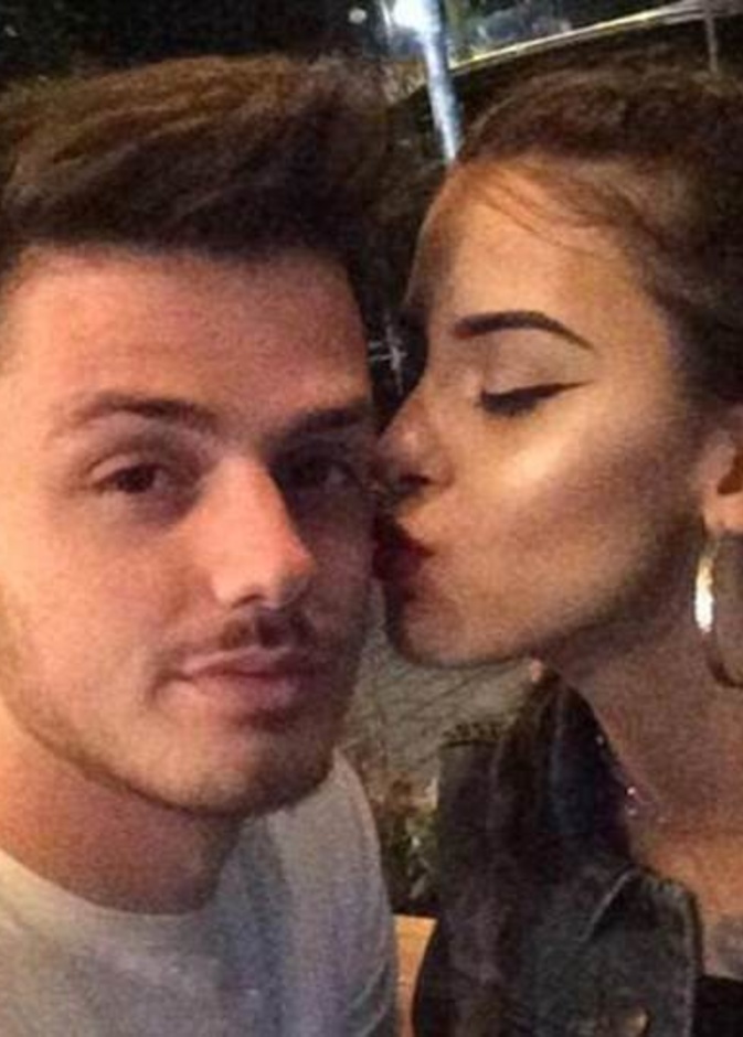 صورة قديمة تظهر التقاء خطيبين قبل لقائهما فعليا بسنوات طويلة