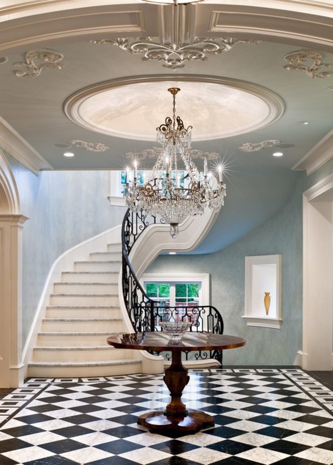 زخارف متقنة لسقف مدخل المنزل الفخم