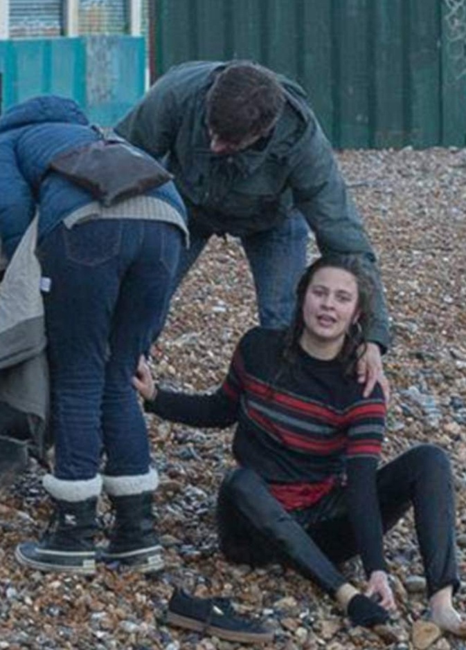 ظهرت فيه المرأة وهي تنقذ بشجاعة كلبها