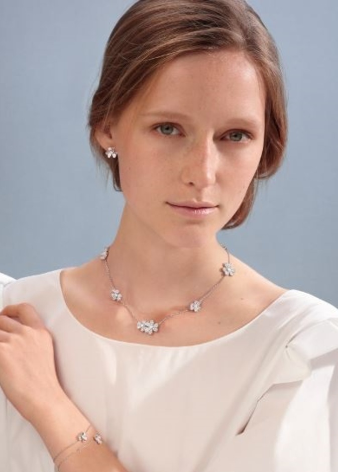 تحتفل فان كليف أند آربلز Van Cleef & Arpels بمجموعة مميزة ساحرة خاصة بموسم الاعياد ألا وهي دايمُند بريز TM أو نسيم الاألماس