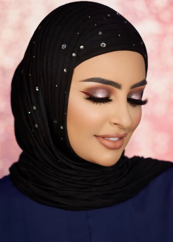 إضافة لمسة براقة ناعمة للآيلاينر.