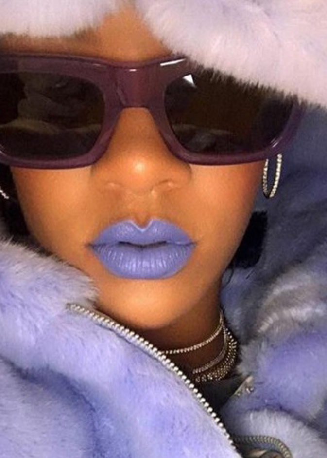 ريهانا ‏‎ Rihannaاختارت احمر شفاه فاتحباللون الازرق