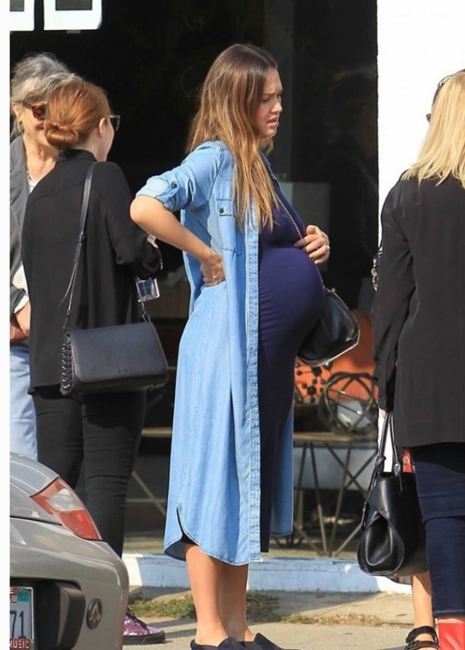 يبدو أن النجمة جيسيكا ألبا تعد الأيام و الساعات في انتظار موعد ولادتها