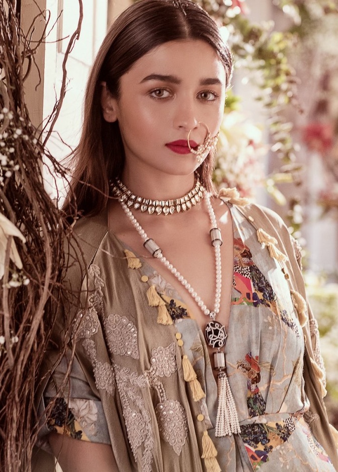 عليا بهات تفوز بجائزة أفضل ممثلة أفلام.