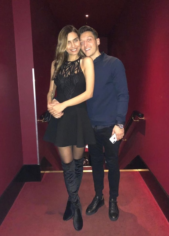 مسعود اوزيل مع خطيبته