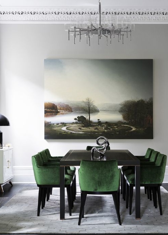 غرفة طعام تتألق بالزخارف باللون الذهبي