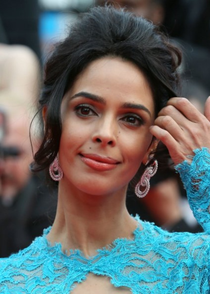 ماليكا شيرويت تطرد من منزلها في باريس.