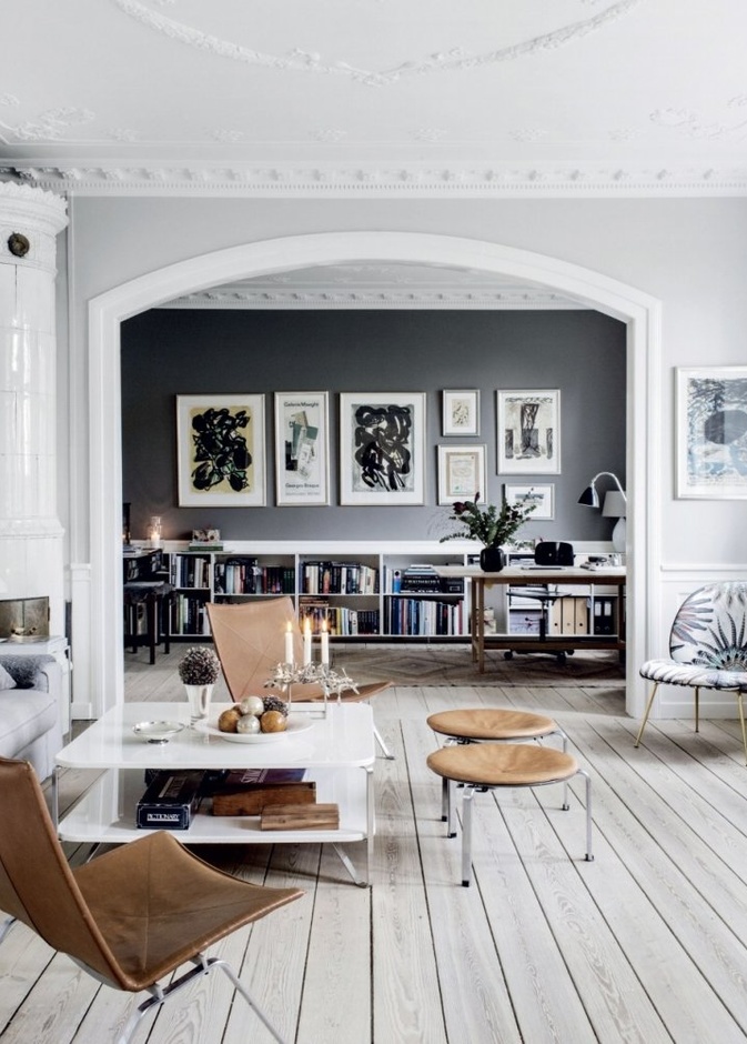 مكتبة خشبية رائعة تمتد على غرفة الجلوس و غرفة الطعام