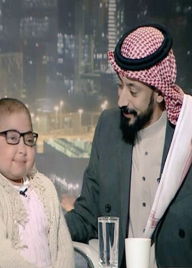 ذرفت الطفلة دموعها فرحا.