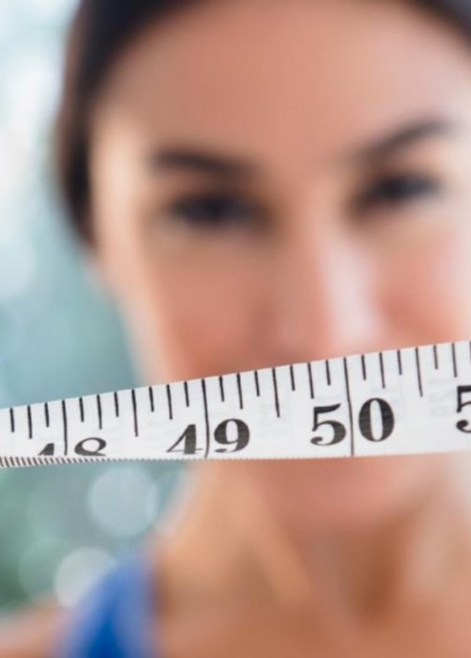 يمكن تقدير وزن الجسم المثالي للمرأة باستخدام عدد من الصيغ