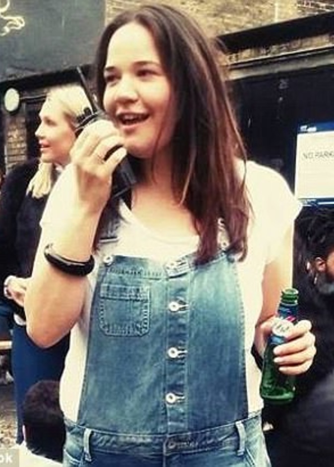 دراجة بريطانية أوشكت على الموت سحقا بشاحنة