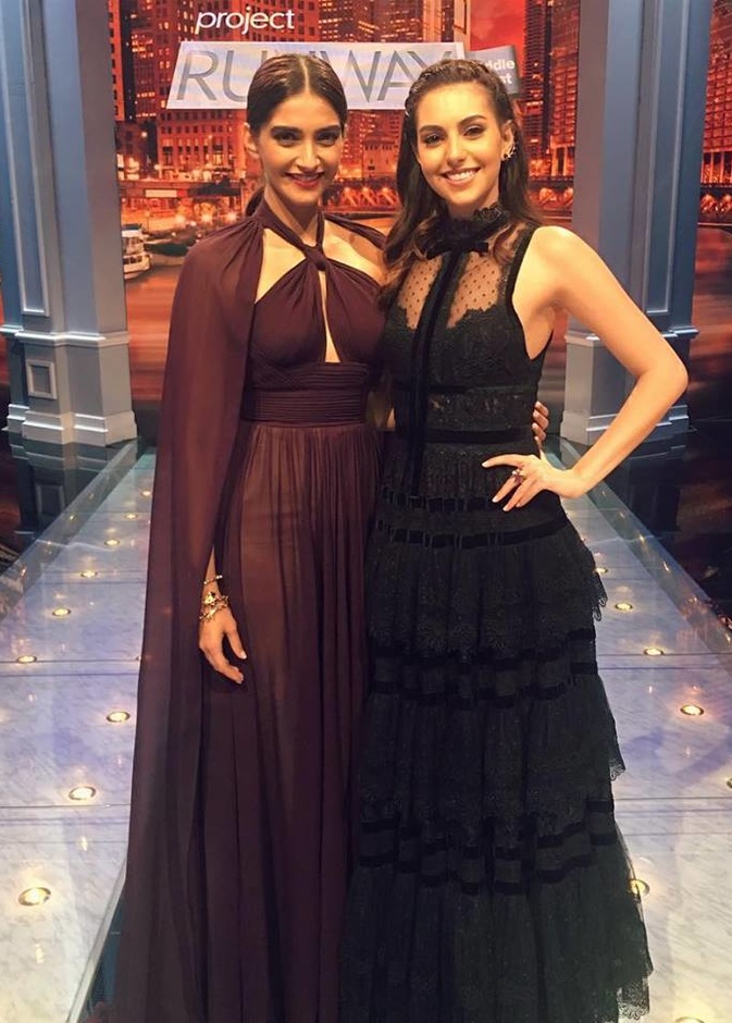 سونام كابور سعيدة بمقابلة إيلي صعب وعفاف جنيفان ويسرا في Project Runway